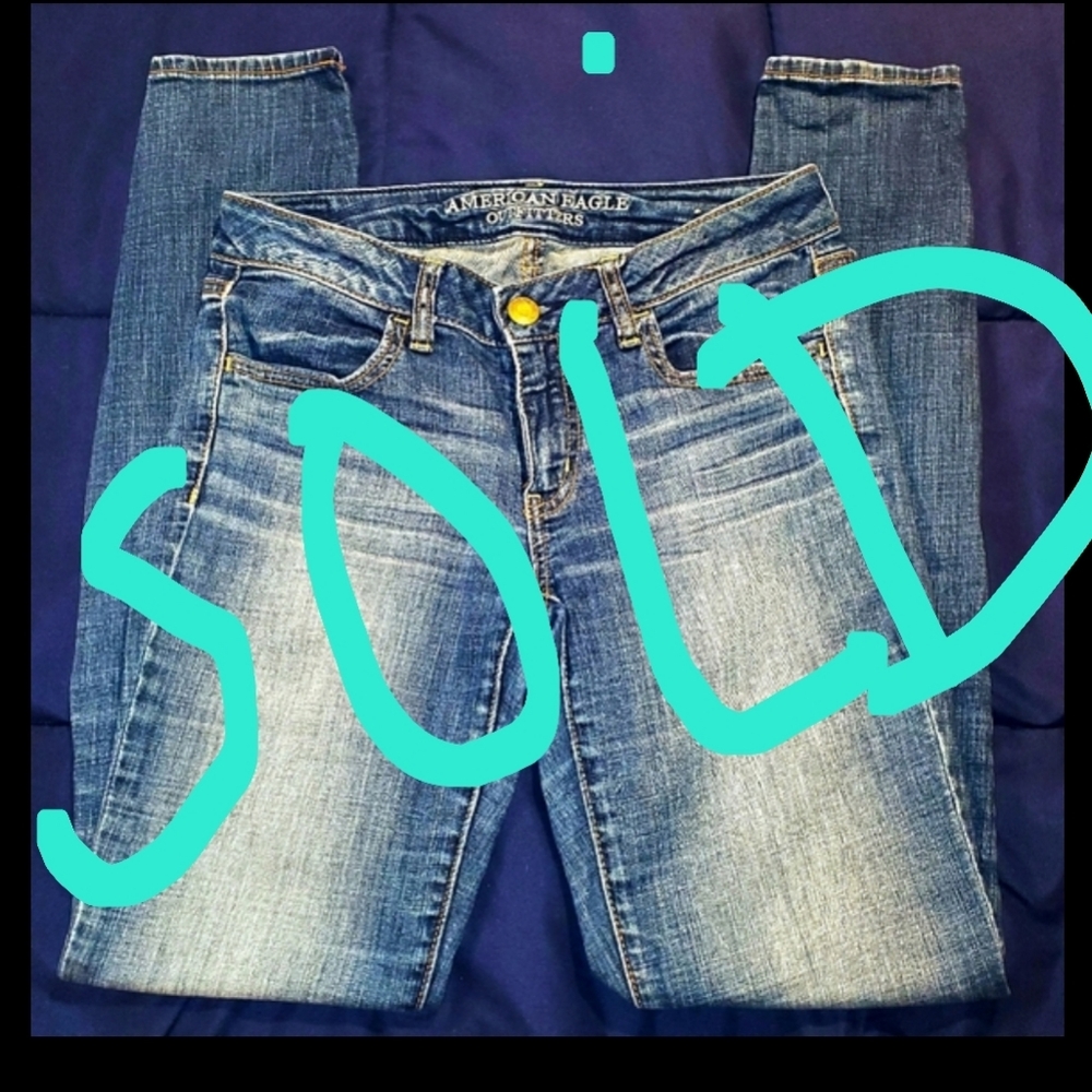 Women's American Eagle skinny jeans.